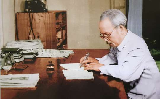 Ánh sáng Hồ Chí Minh soi đường cho chúng ta đi