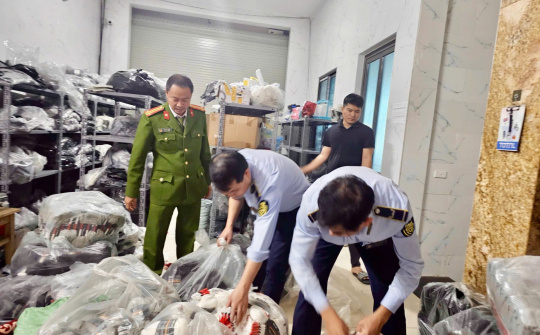 Hà Nội: Đội Quản lý thị trường số 24 mạnh tay dẹp hàng giả, thực phẩm bẩn