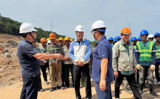 Chùm ảnh: Ngành điện sát cánh cùng người lao động trên các công trường thi công xuyên Lễ 30/4 - 1/5