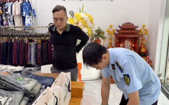 Kiểm tra hộ kinh doanh tại Quốc Oai, phát hiện lượng lớn hàng thời trang ghi giả nhãn hiệu