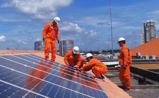 Lắp điện mặt trời tự sản tự tiêu: Giải pháp giảm áp lực cho lưới điện và xu hướng tiêu dùng năng lượng xanh