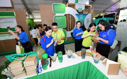 Nghiên cứu ảnh hưởng của hiệu ứng lan tỏa từ hành vi xanh trong cộng đồng trực tuyến đến hành vi tiêu dùng xanh ngoài đời thực của người trẻ