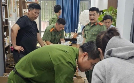 Kiểm tra hộ kinh doanh mỹ phẩm tại Mê Linh, phát hiện hàng trăm sản phẩm nghi giả mạo