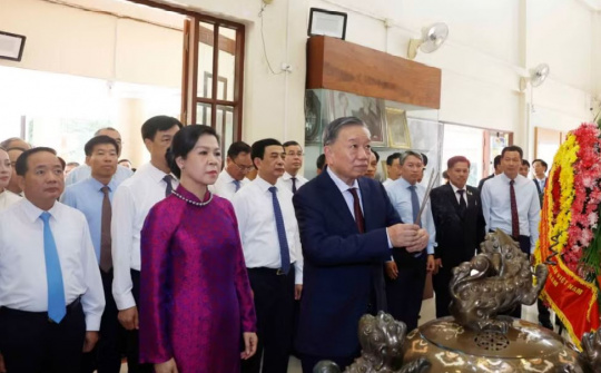 Tổng Bí thư, Chủ tịch nước dâng hương tưởng niệm Chủ tịch Hồ Chí Minh tại Thái Lan