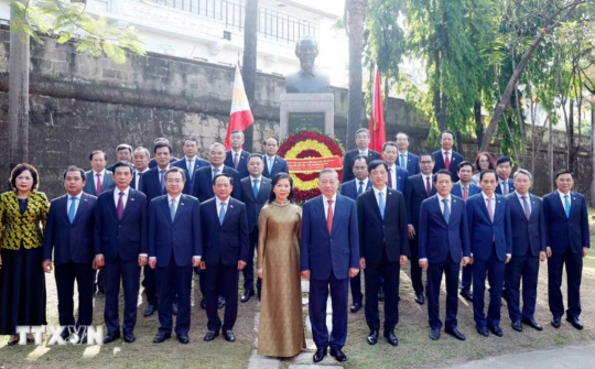 Tổng Bí thư, Chủ tịch nước Tô Lâm dâng hoa tại Tượng đài Chủ tịch Hồ Chí Minh ở Philippines