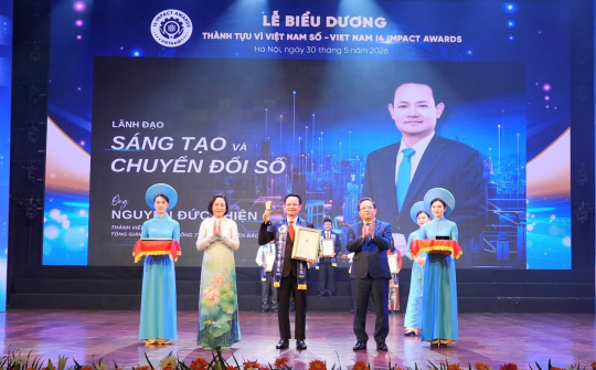 Tổng giám đốc EVNNPC nhận giải Lãnh đạo Sáng tạo và Chuyển đổi số