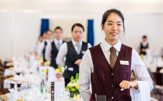 Tác động của thực hành quản trị nhân lực và vốn nhân lực đến hiệu suất đổi mới tại khách sạn Moon View Hà Nội