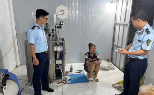 Hà Nội tăng cường giám sát thương mại điện tử, phát hiện cơ sở sản xuất thực phẩm giả quy mô lớn