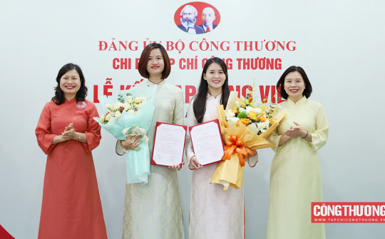 Chi bộ Tạp chí Công Thương kết nạp thêm 2 đảng viên mới