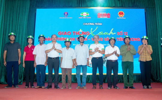 Hơn 6.000 mũ bảo hiểm được trao tặng tại chương trình “Giao thông Xanh”