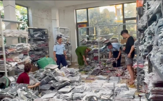 Phát hiện hơn 2.500 sản phẩm quần áo thời trang nghi giả mạo nhãn hiệu tại Ninh Hiệp