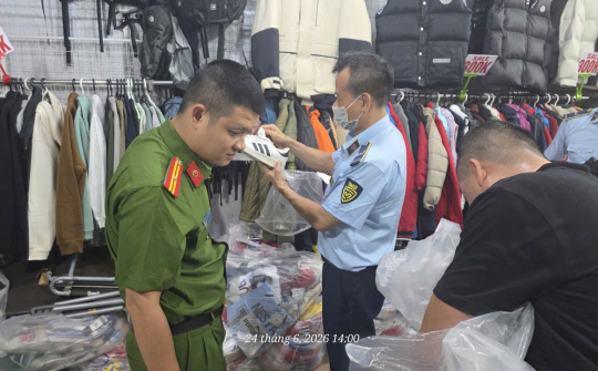 Tạm giữ hơn 2.600 sản phẩm thời trang nghi giả mạo nhãn hiệu nổi tiếng