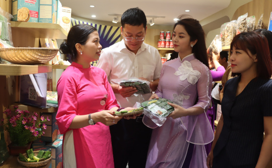 "Huế thương" tại Sức sống hàng Việt thu hút đông đảo sự quan tâm của người tiêu dùng Thủ đô