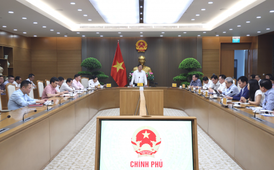 Phó Thủ tướng Thường trực Phạm Gia Túc yêu cầu bảo đảm nguồn cung, chất lượng và quyền lợi người tiêu dùng khi chuyển đổi sang xăng E10
