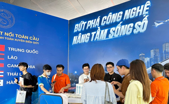 Gian hàng của Ngân hàng Sacombank thu hút khách quốc tế tại lễ hội tài chính số 2026