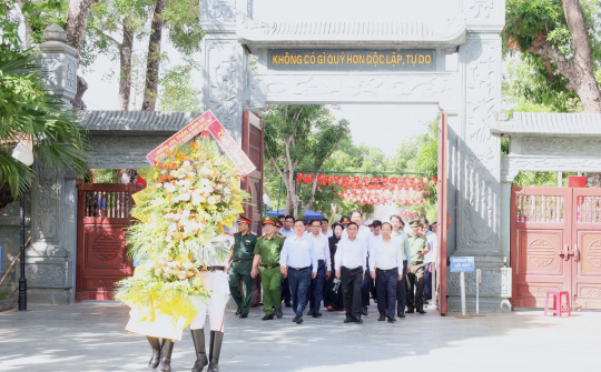 Đồng chí Thường trực Ban Bí thư dâng hương tại Khu di tích quốc gia đặc biệt Kim Liên, Khu di tích lịch sử Ngã ba Đồng Lộc