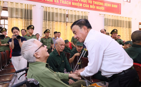 Đồng chí Thường trực Ban Bí thư Trần Cẩm Tú thăm, tặng quà tại Trung tâm điều dưỡng thương binh Nghệ An