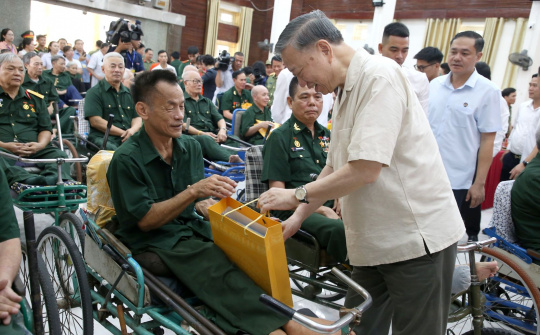 Tổng Bí thư, Chủ tịch nước Tô Lâm thăm, tặng quà thương binh, bệnh binh tại Bắc Ninh