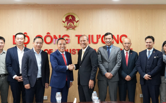 Thứ trưởng Nguyễn Hoàng Long làm việc với Tổng Thư ký Bộ Chuyển dịch Năng lượng và Chuyển đổi Nước Malaysia
