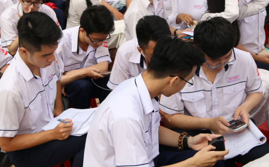 Tích hợp điện thoại thông minh trong lớp học EFL: Sự hài lòng và hiệu quả học tập