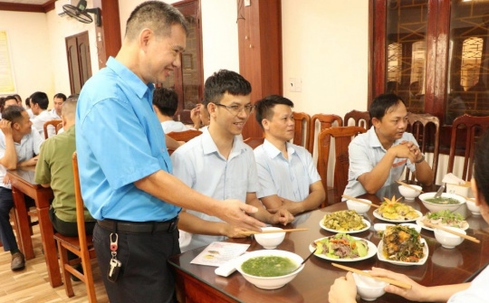 Ấm áp “Bữa cơm Công đoàn” tại Công ty Than Khánh Hòa - VVMI