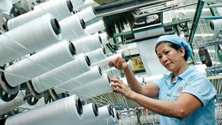 Tác động của nhập khẩu nguyên phụ liệu đến năng lực cạnh tranh của ngành dệt may Việt Nam