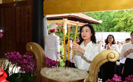 Thứ trưởng Phan Thị Thắng thăm, động viên lực lượng tìm kiếm hài cốt liệt sĩ tại Công viên Lê Thị Riêng