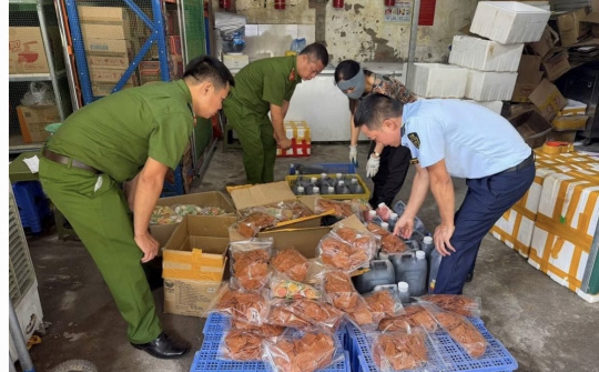 Cơ sở ở Tây Mỗ bày bán thực phẩm không nhãn mác, không rõ nguồn gốc