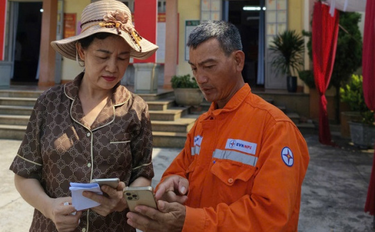 Điện lực Quảng Ninh đẩy mạnh hướng dẫn người dân sử dụng App EVN CSKH