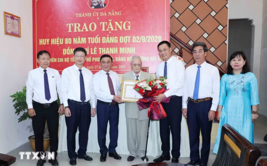 Thường trực Ban Bí thư Trần Cẩm Tú trao tặng Huy hiệu 80 năm tuổi Đảng cho đảng viên lão thành tại Đà Nẵng
