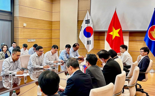 Bộ trưởng Bộ Công Thương Lê Mạnh Hùng thăm và làm việc với Đại sứ quán Việt Nam tại Hàn Quốc