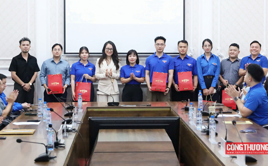 Đoàn Thanh niên Bộ Công Thương trao quà tri ân cán bộ Đoàn chủ chốt