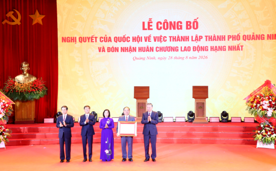 Tổng Bí thư, Chủ tịch nước trao Nghị quyết của Quốc hội về thành lập thành phố Quảng Ninh