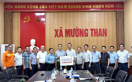 EVNNPT trao hỗ trợ người dân xã Mường Than khắc phục hậu quả mưa lũ, sạt lở đất