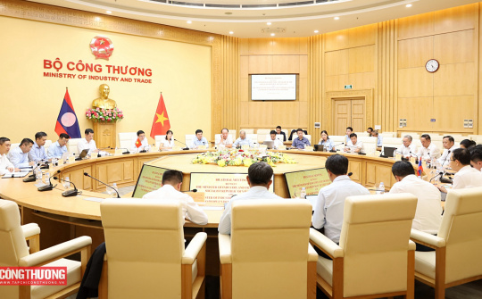 Bộ trưởng Lê Mạnh Hùng hội đàm với Bộ trưởng Bộ Công Thương Lào Malaithong Kommasith