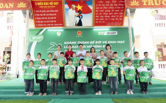 Nestlé Việt Nam đồng hành thúc đẩy dạy bơi an toàn cho học sinh tại Bắc Ninh