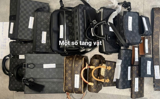 Hà Nội: Phát hiện cơ sở bán hàng gắn nhãn Louis Vuitton, Gucci, thu lợi hàng tỷ đồng