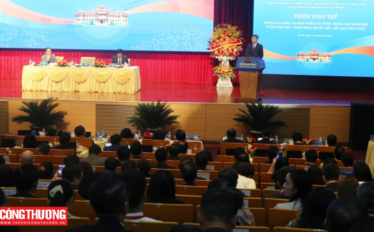 Tiếp tục huy động các nguồn lực bên ngoài, mở rộng thị trường, phục vụ phát triển đất nước nhanh, bền vững