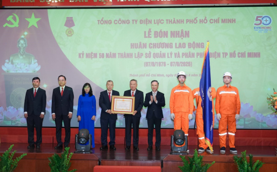 EVNHCMC vinh dự nhận Huân chương Lao động hạng Ba