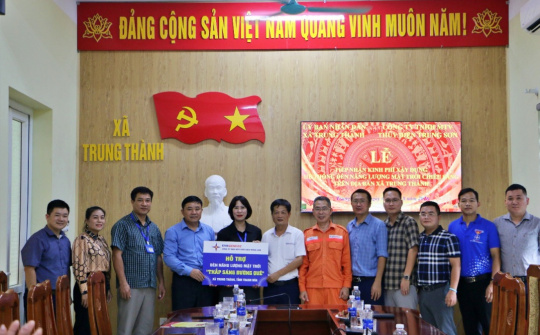 Thủy điện Trung Sơn hỗ trợ hệ thống đèn năng lượng mặt trời chiếu sáng công cộng tại xã Trung Thành