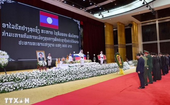Chủ tịch Quốc hội Trần Thanh Mẫn viếng Chủ tịch Quốc hội Lào Xaysomphone Phomvihane