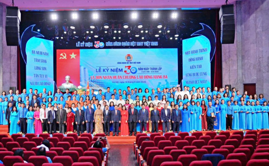 Công đoàn Dệt May Việt Nam đón nhận Huân chương Lao động hạng Ba