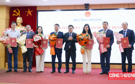 Bộ Công Thương công bố và trao các Quyết định về công tác cán bộ