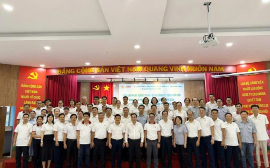 Tổng Giám đốc Casumina Phùng Quang Trung làm việc tại Xí nghiệp Cao su Hóc Môn