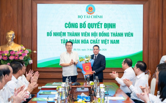 Ông Nguyễn Văn Đông nhận quyết định bổ nhiệm Thành viên HĐTV Vinachem