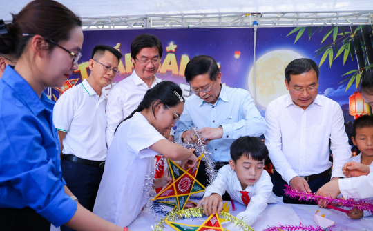 Trung thu đầu tiên dưới mái trường Petrovietnam: Thắp sáng niềm tin nơi biên cương