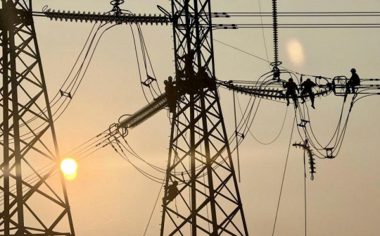 Thay cách điện 84 vị trí trên đường dây truyền tải điện 500kV Nho Quan - Thường Tín