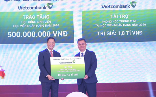 Vietcombank đồng hành và trao tặng 2,3 tỷ đồng cho Học viện Ngân hàng