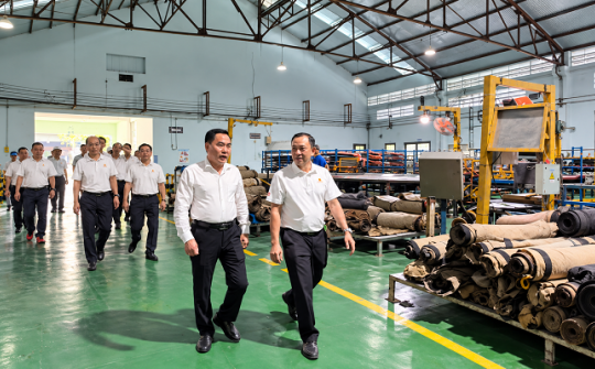 Tổng Giám đốc Casumina Phùng Quang Trung làm việc tại Xí nghiệp Cao su Bình Lợi