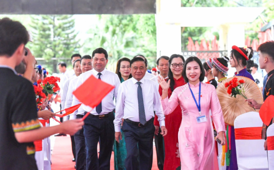 Đồng chí Thường trực Ban Bí thư Trần Cẩm Tú dự Lễ khai giảng tại Trường Phổ thông Dân tộc nội trú tỉnh Bắc Ninh